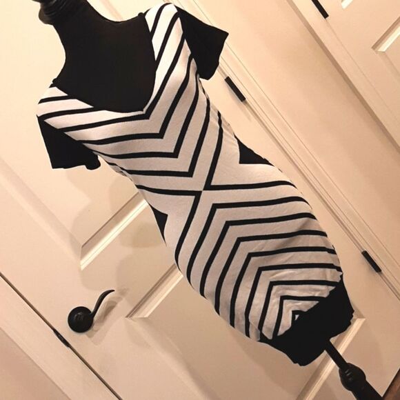 Stilettos Ivory Black Juniors Dress - Picture 1 of 7
